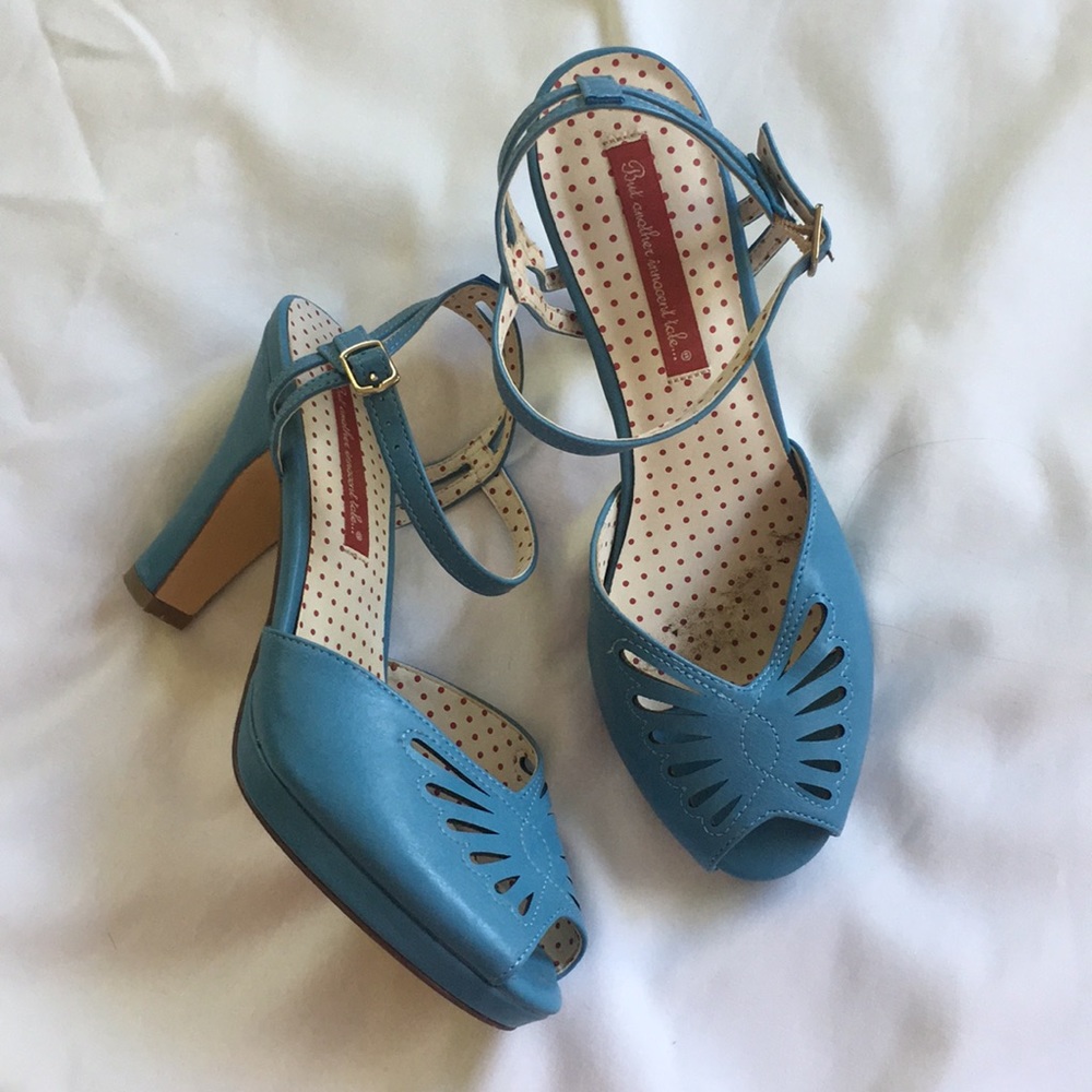 BAIT SHOES Size 8